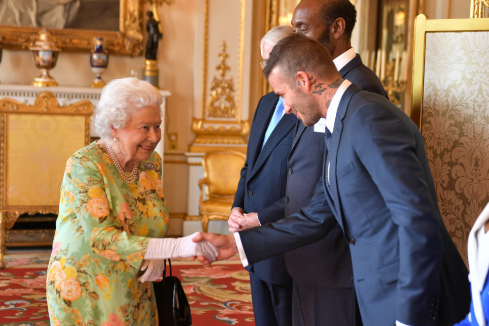 David Beckam&nbsp;se však s královnou setkal vícekrát, například také v roce 2018 přímo v Buckinghamském paláci. S jeho manželkou Victorií byli také hosty na královských svatbách prince Williama i prince Harryho.
