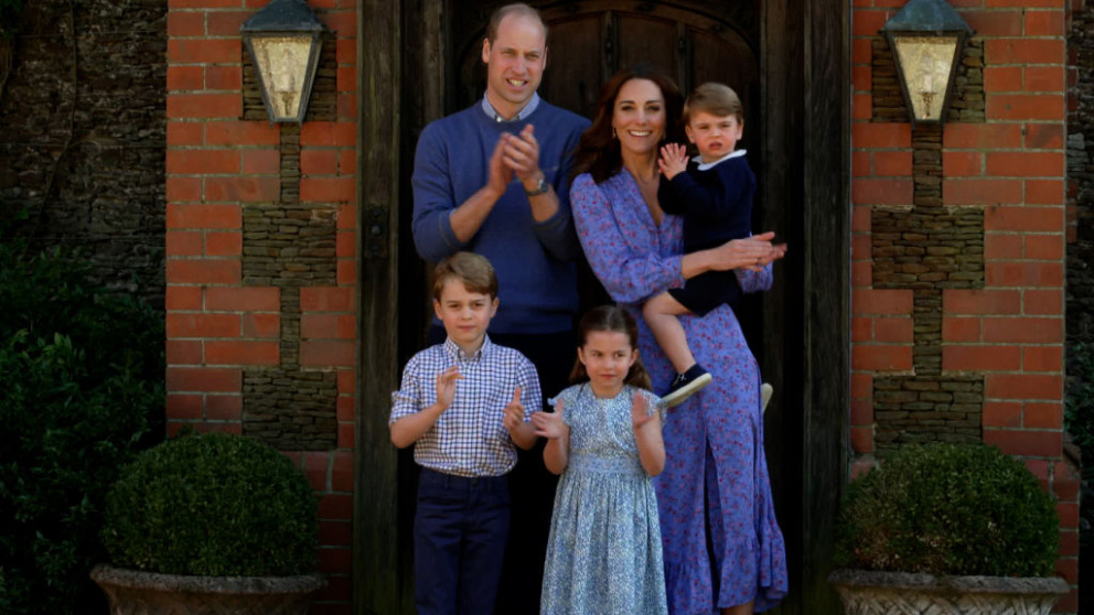 Princezna Kate a princ William&nbsp;s dětmi během první covidové vlny, když před domem tleskali všem záchranným složkám, které se podílely na boji proti koronaviru.
