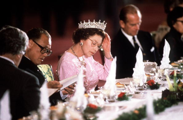 Jakmile královna při společné večeři sní poslední sousto,&nbsp;nikdo už nesmí dále&nbsp;jíst.&nbsp;
