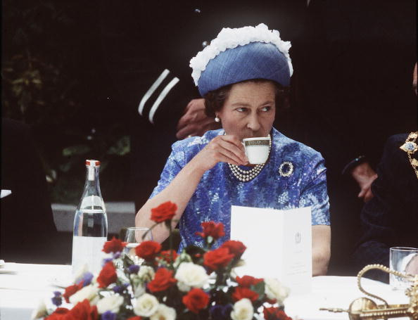 Královnina snídaně se nemění. Královna každé ráno snídá černý čaj a kukuřičné lupínky.
