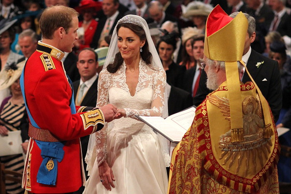 Jakmile se členové královské rodiny vdají či ožení, změní se jim jméno.
