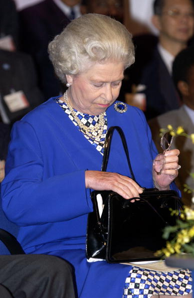 A když královna položí kabelku na stůl, večeře by měla během pěti minut skončit.
