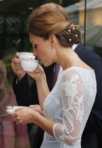 Dokonce pro královskou rodinu existuje i speciální pravidlo pro správné držení čajového šálku.&nbsp;

