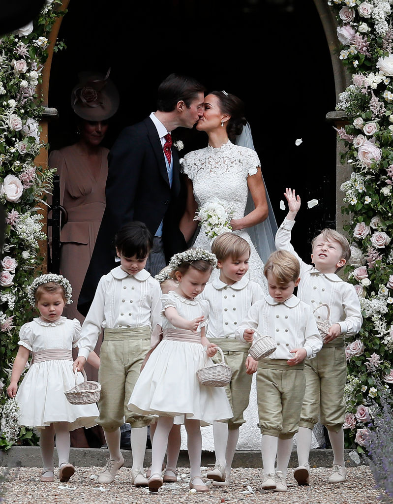 Na žádné královské svatbě nesmí chybět skupinka dětí.
