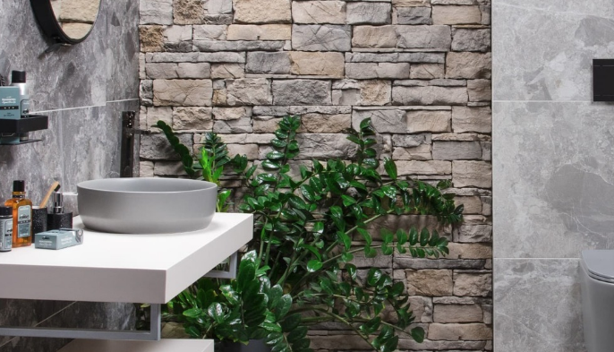 Použití kamene, ať už přírodního nebo jeho zdařilých imitací, nejen v koupelně, ale i v celém interiéru, je skvělou volbou zejména pro ty, kteří hledají něco ojedinělého a precizního zároveň.