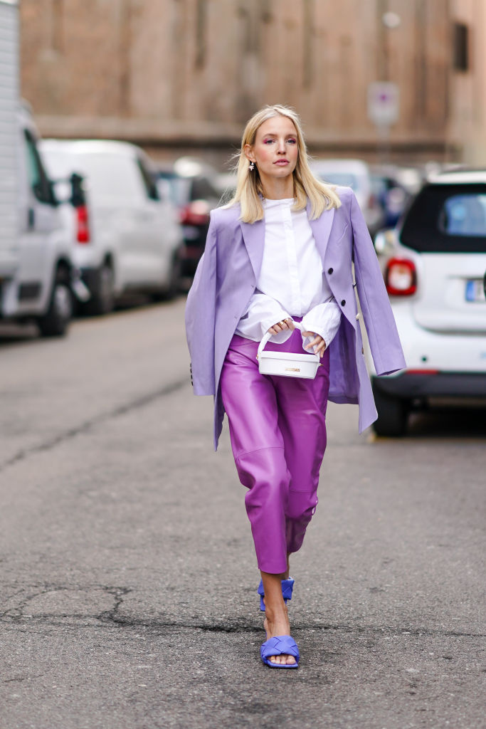 Lila sako s výraznými fialovými kalhotami Leonie Hanne doplnila bílou košilí a kabelkou

