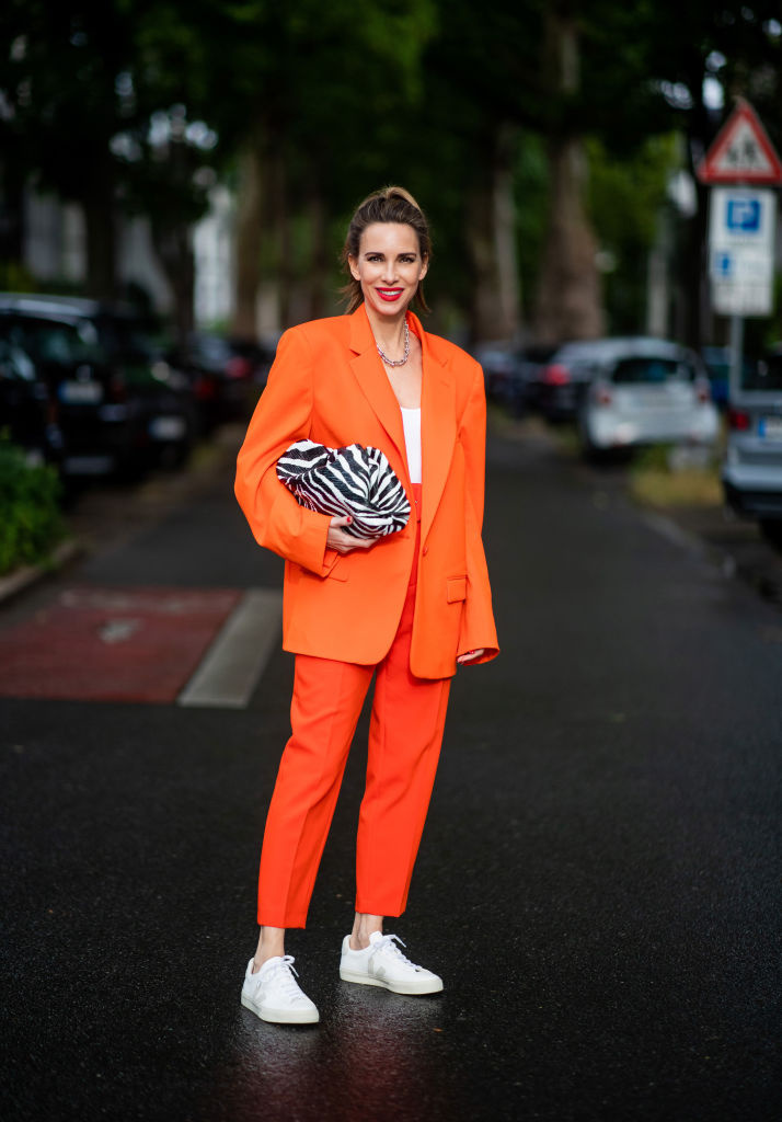 Alexandra Lapp sladila outfit do oranžové a doplnila ho kabelkou se zebrovaným vzorem

