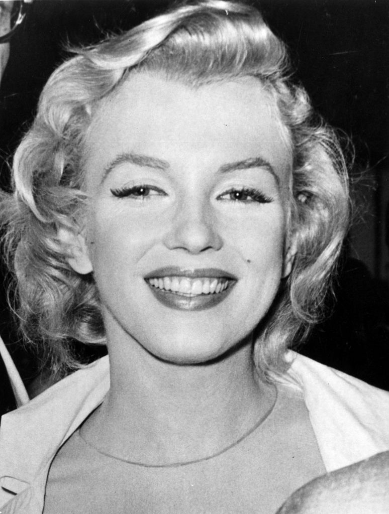 Trik s umělými řasami

Kouzlo Marilyn Monroe spočívalo v tom, že dokázala být neuvěřitelně okouzlující a zároveň nedbale elegantní. Jeden z jejích triků spočíval v přirozeně vypadajících řasách, a to i když nosila umělé. Nikdy si je totiž nenalepila celé, vždy odstřihla půlku, kterou si nalepila z vnější strany oka.
