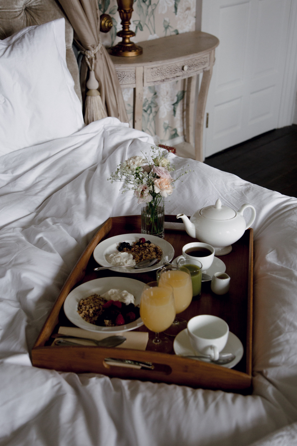 Dopřejte si alespoň jeden den v týdnu snídani do postele. Bez čeho se neobejde?