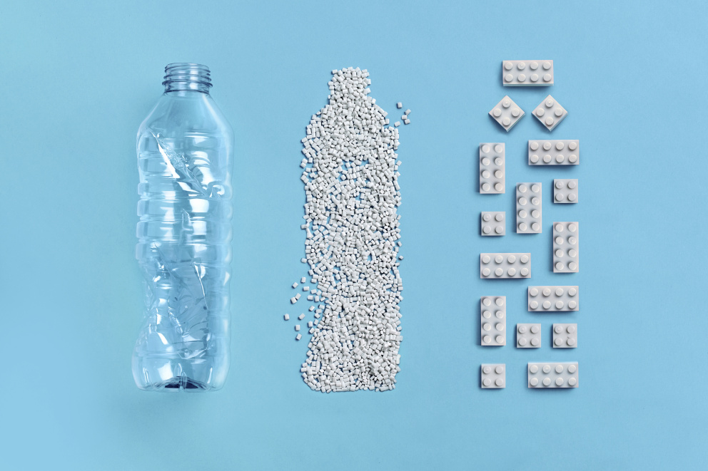 Proměna plastových lahví na stavebnici Lego