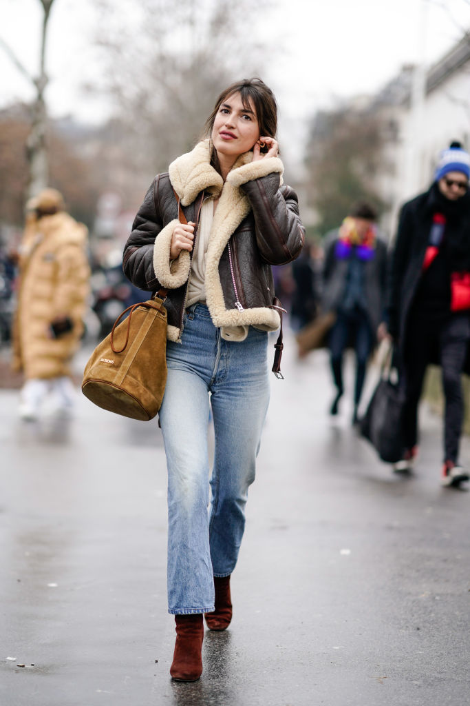 Jeanne s oblibou nosí džíny, které zvýrazní ženskou siluetu, tyto zkombinovala s bundou s kožíškem a vyrazila na přehlídky pánské módy v Paříži

