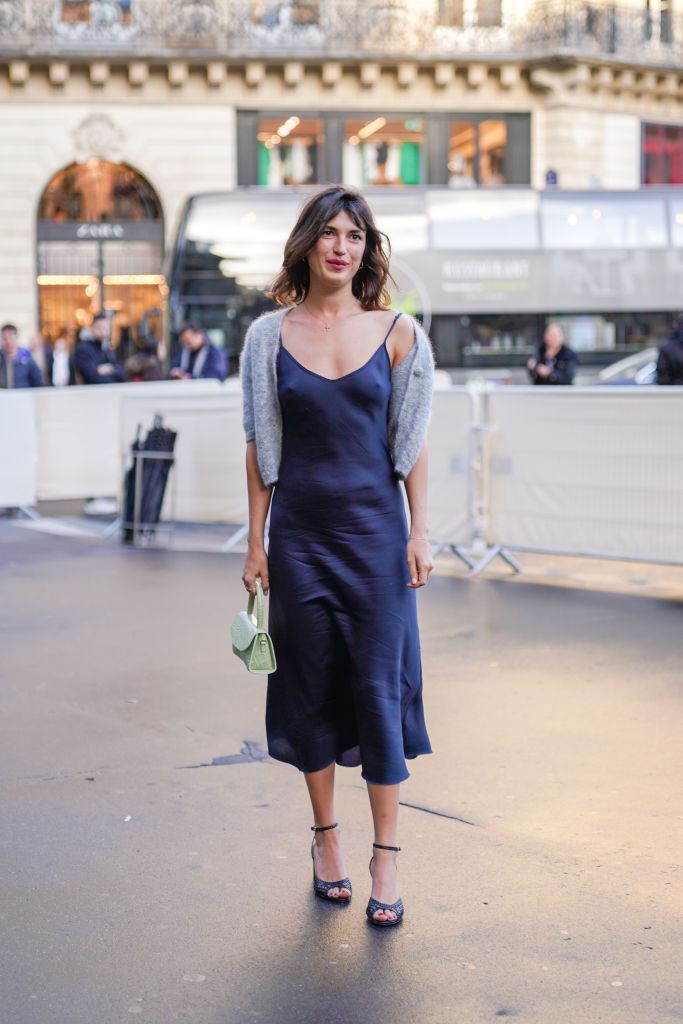 Splývavé šaty a typický krátký svetřík Jeanne oblékla do pařížské opery
