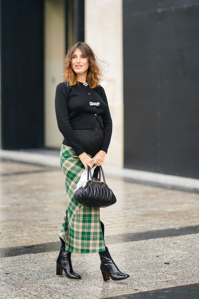 Těhotenský outfit podle Jeanne – v kostkované sukni a černém svetříku vyrazila do ulic Paříže

