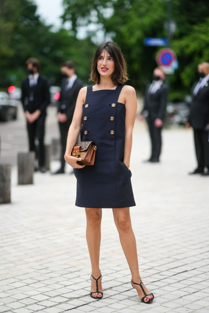 Na haute couture fashion weeku v Paříži v modrých minišatech s kabelkou Louis Vuitton

