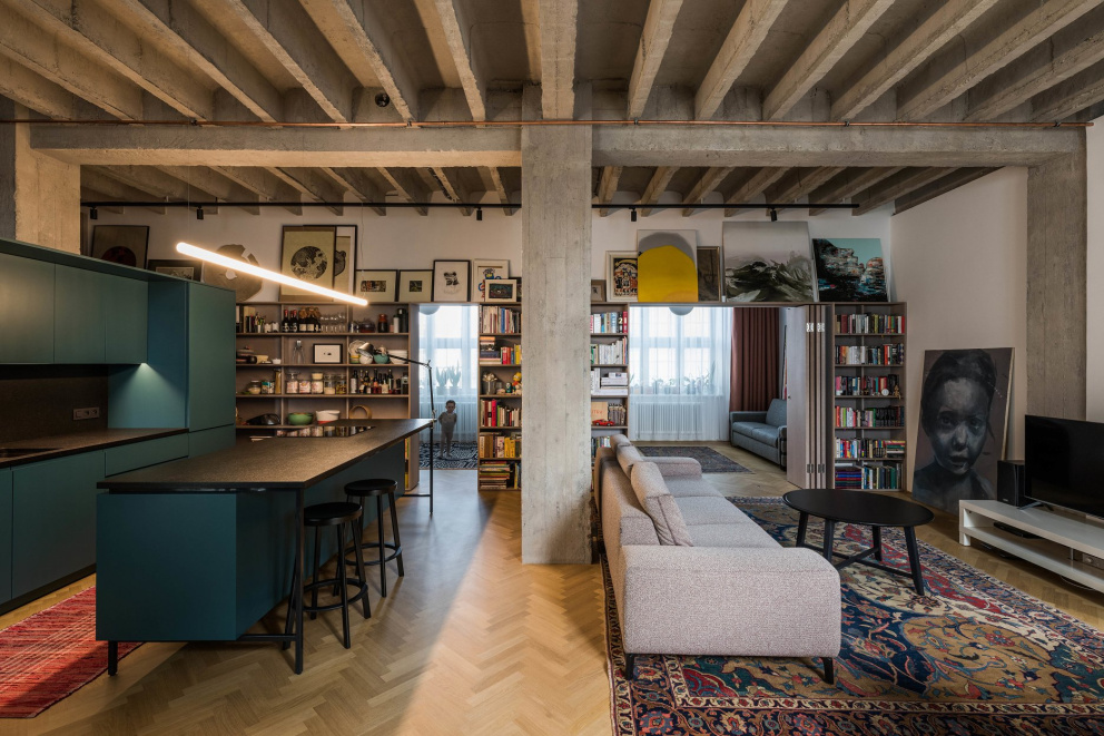 Surový betonový prostor slovenští architekti proměnili v útulný rodinný byt