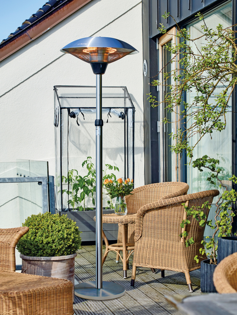 Zahradní posezení neuklízejte, s moderními zářiči a ohřívači si můžete užívat terasu a balkón po celý rok