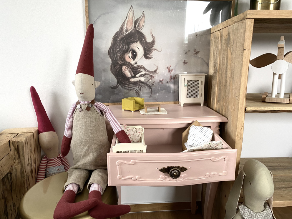 Ze starého konferenčního stolku vyrobte originální domeček pro panenky