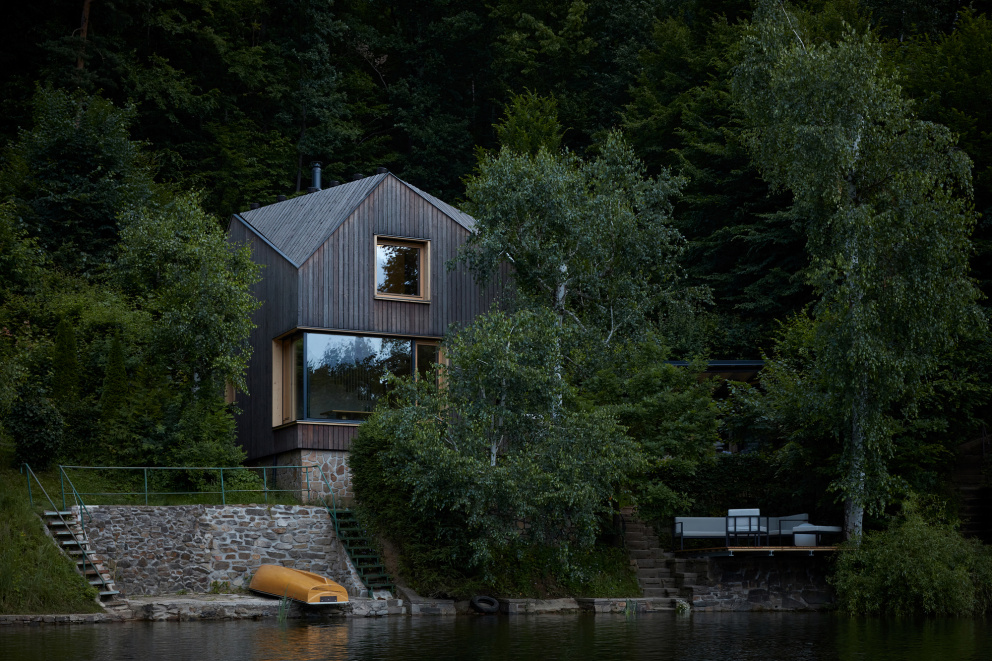 Skromná chata u Vranovské přehrady je inspirovaná lodní kajutou a malý prostor je využitý do posledního centimetru