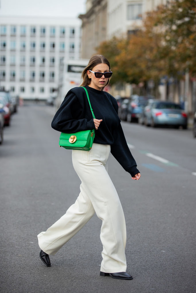 Zářivý detail v podobě zelené kabelky je aktuálně velmi trendy záležitostí, což ví i Aline Kaplan
