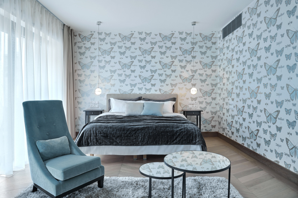 Pražský byt zdobí originální tapety, které ladí se sbírkou majitele