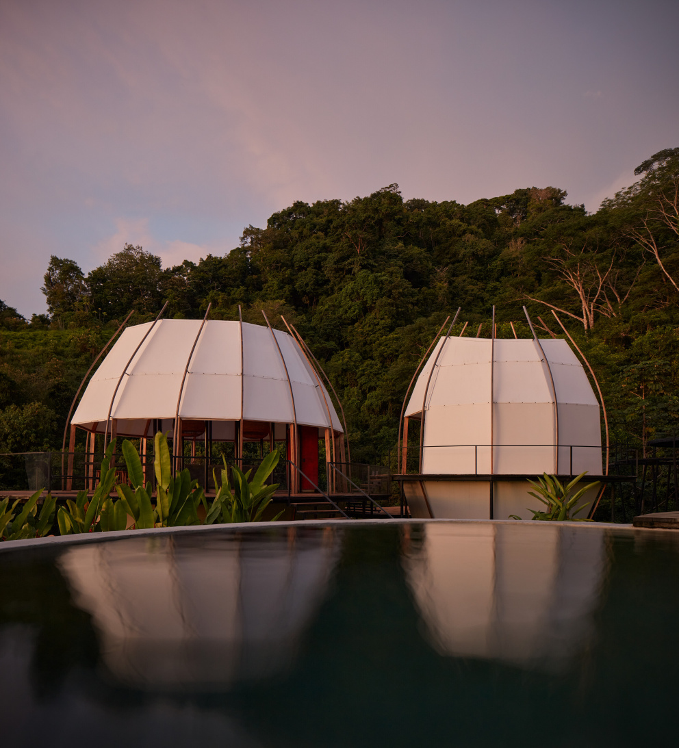 Ubytování připomínající kokosové ořechy v kostarické džungli navrhlo české architektonické studio