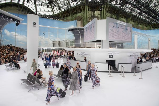 Paris Fashion Week, Spring/Summer 2016

Karl Lagerfeld zbožňoval motiv cestování, což se promítlo také na pařížském fashion weeku. Hosté přehlídky se rázem ocitli uprostřed luxusního Chanel letiště, přičemž na svůj imaginární let, uprostřed přehlídkového mola, čekalo několik VIP cestujících. 
