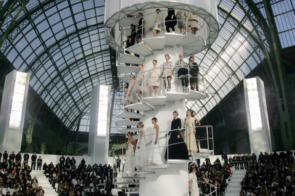 Paris Haute Couture Week, Spring/Summer 2006

V roce 2006 se Karl Lagerfeld rozhodl, že namísto módního mola dá přednost točitým schodům, které budou umístěny uprostřed diváků. Geniální nápad!
