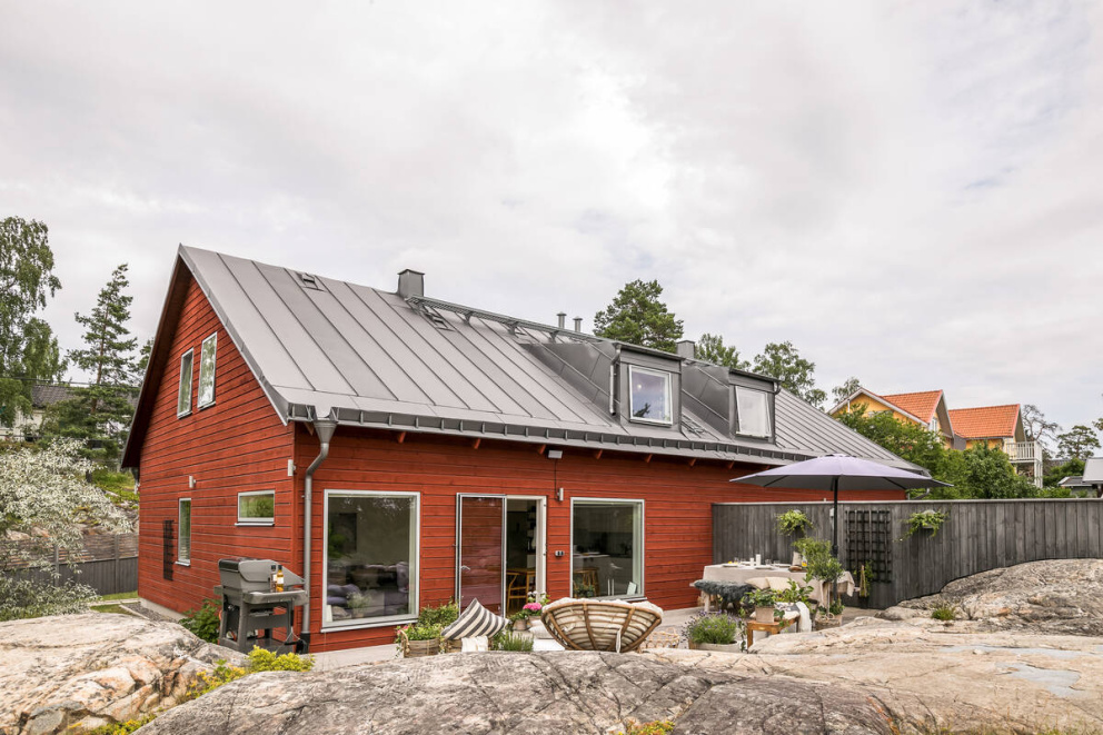 Se skálou na zahradě nabízí skandinávský dům maximální pohodlí