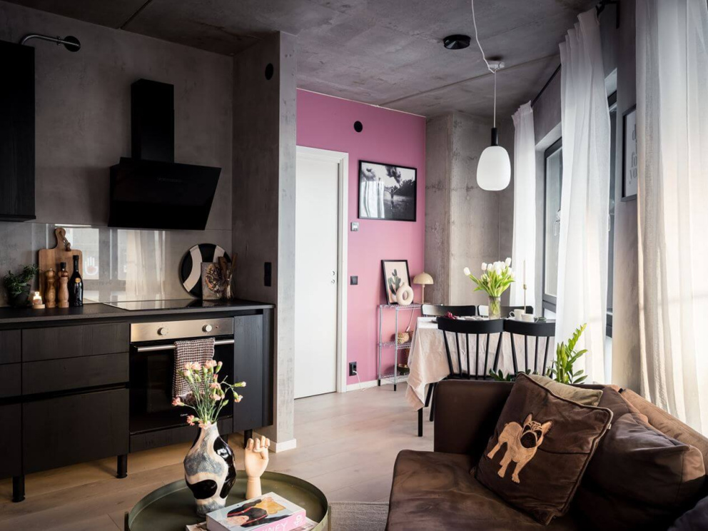 Malý byt v industriálním stylu zdobí růžové stěny