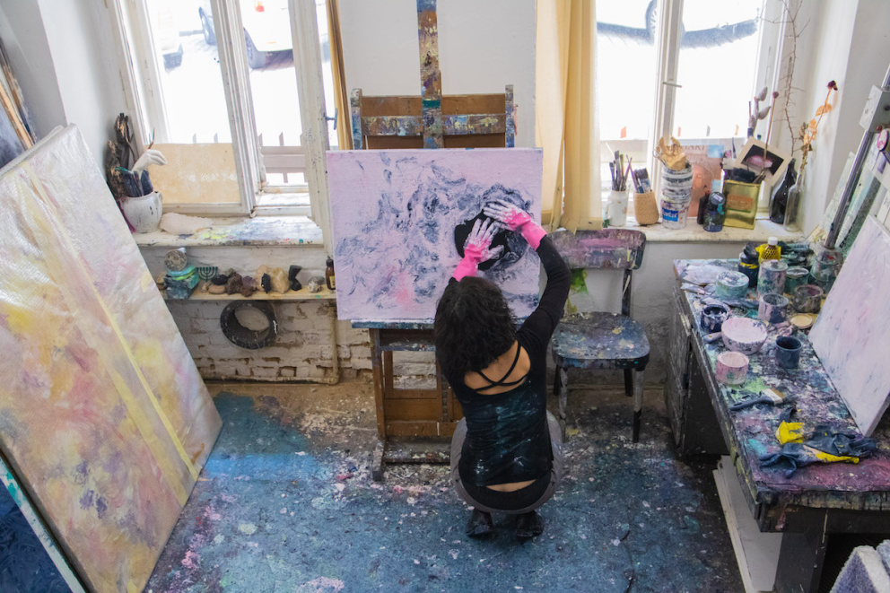 Malířka Kristýna Šormová se doslova proškrabává ke světlu