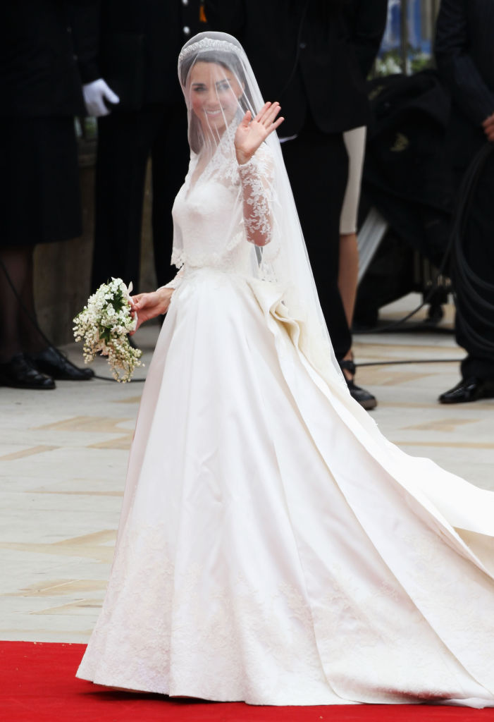 Kate Middleton

I když se dlouho spekulovalo nad tím, jak budou&nbsp;svatební šaty&nbsp;Kate Middleton&nbsp;vypadat, následná realita předčila veškerá očekávání. Svatební šaty návrhářky&nbsp;Sarah Burtonové&nbsp;z módního domu&nbsp;Alexandera McQueena&nbsp;dokonale podtrhly osobnost&nbsp;vévodkyně z Cambridge&nbsp;a dokázaly, že krajkové rukávy nikdy nevyjdou z módy.&nbsp;

