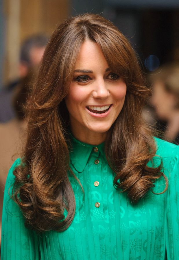Listopad 2012

Už na podzim 2012 měla Kate Middleton zkrácené přední prameny vlasů.
