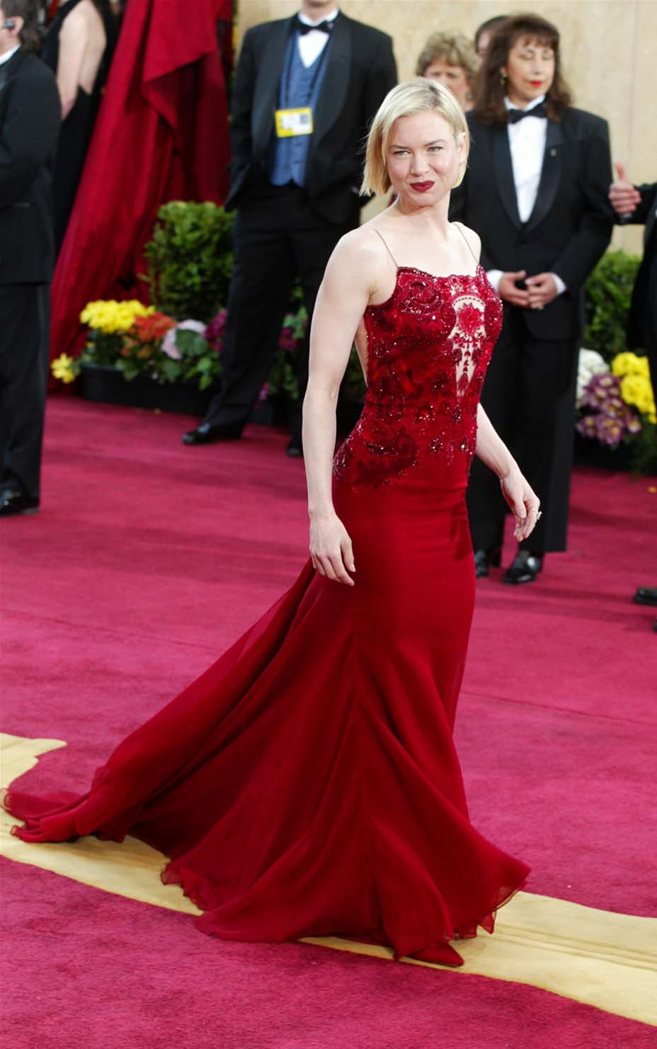 Červenou róbu od Carolina Herrera si herečka oblékla na udílení Oscarů v roce 2003.
