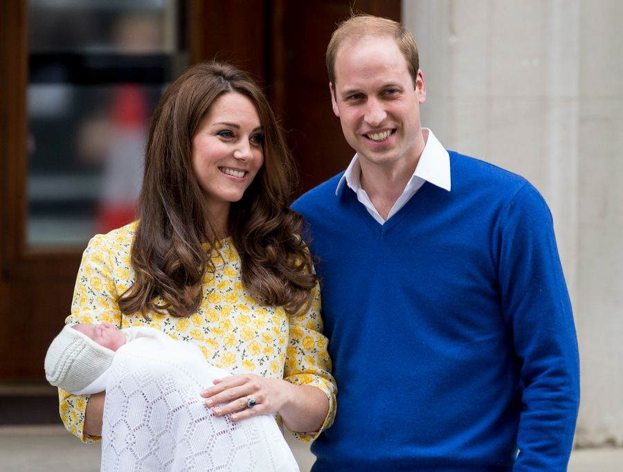 Květen 2015

V tmavých a dokonale upravených vlasech odcházela Kate Middleton z porodnice.&nbsp;
