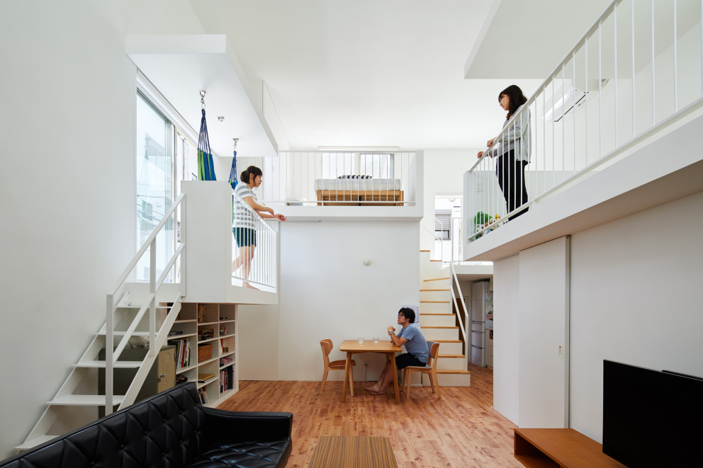 Místo jednotlivých pokojů je rodinný dům plný balkónů, které je plně nahrazují