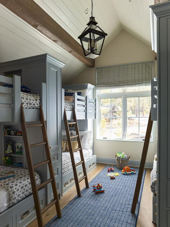 Dětské postele na míru mohou mít úložné prostory po stranách. 