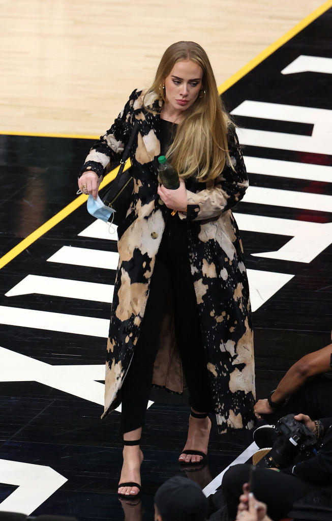Staronová Adele v roce 2021 na basketbalovém zápase.
