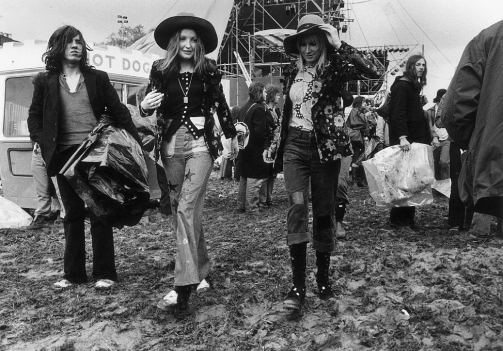 Inspirovat se pochopitelně můžete i retro outfity z éry hippies – ty jsou pro festivaly nadčasové.
