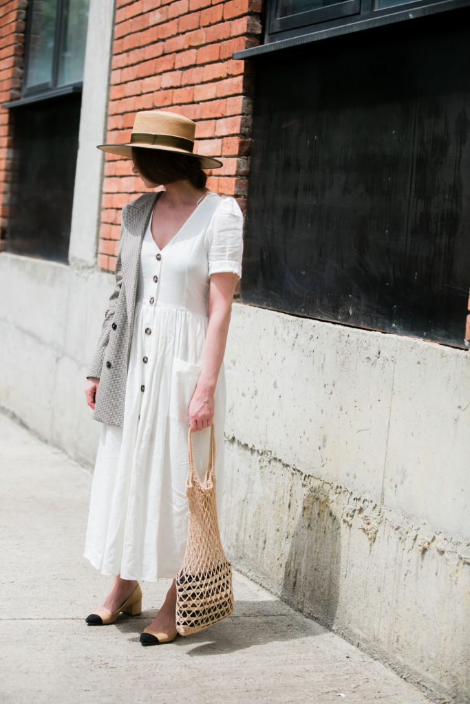 Klasický slamák vypadá skvěle v kombinaci s dlouhými bílými šaty a proutěnou či síťovanou kabelkou ve stejném odstínu.
