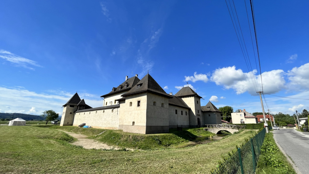 Středověký vodní hrad v obci Hronsek zrekonstruoval soukromý investor a nyní se hrad pronajímá na svatby a další akce
