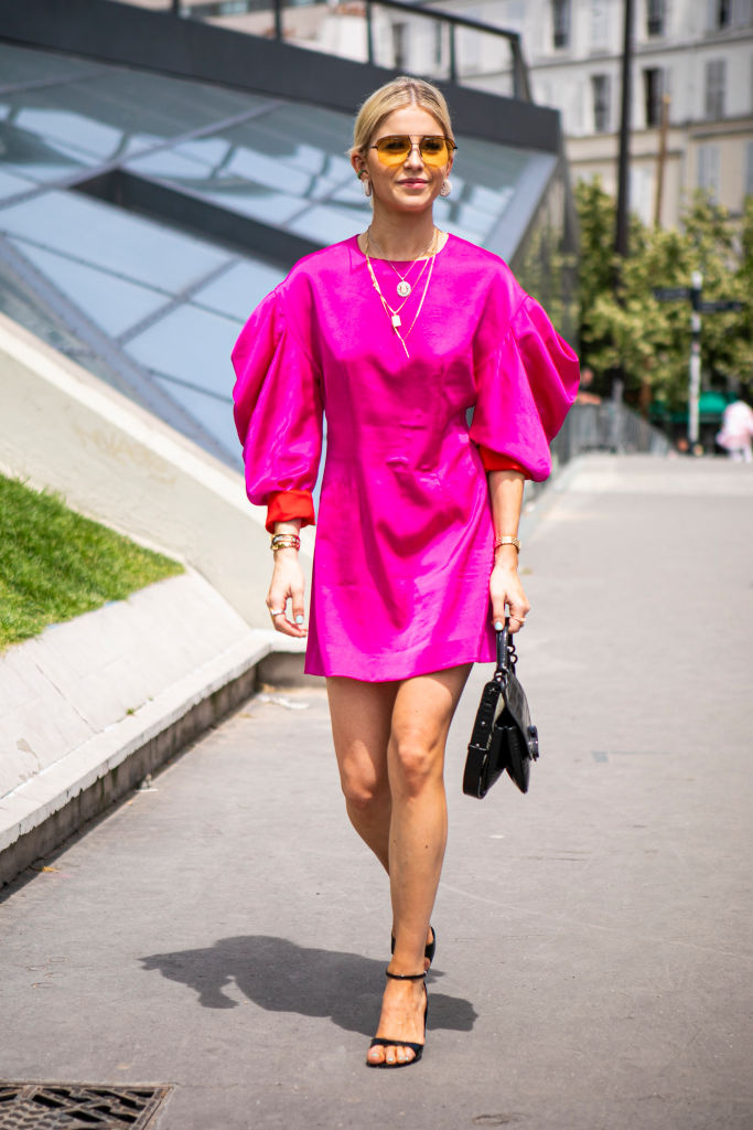 Caro Daur oblékla zářivě růžové minišaty s nabíranými rukávy.