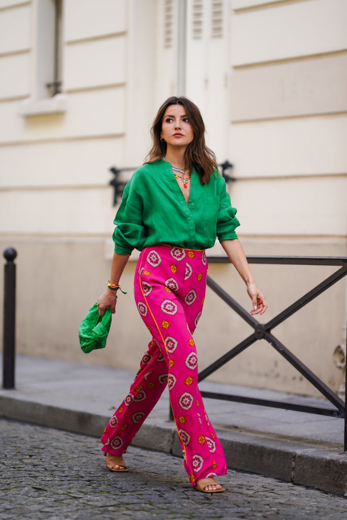 Sytě zelená a růžová spolu fungují ideálně, nebojte se tyto výrazné barvy obléct dohromady.