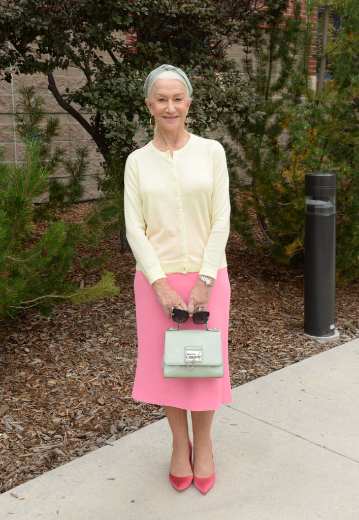 Helen Mirren do svého šatníku vpouští také růžovou barvu.
