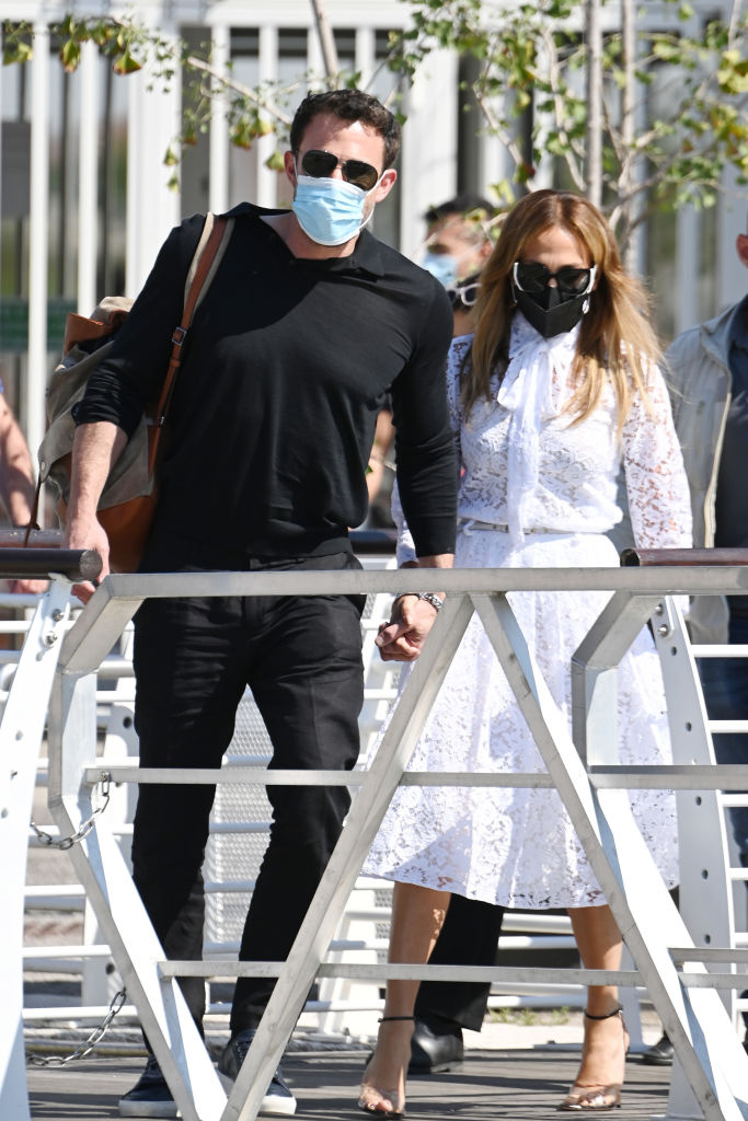 V dubnu 2021 v médiích proběhla zpráva, že Jennifer Lopez s Benem Affleckem strávila den v jejím domě v Los Angeles. O měsíc později byla dvojice zahlídnuta v Yellowstone Clubu v Montaně, a posléze také v Miami a Benátkách. „Jen a Ben spolu chodí a jsou velmi šťastní,“ řekl nejmenovaný zdroj pro US Weekly.
