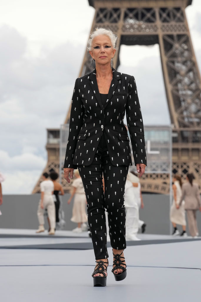 Na podzim loňského roku se Helen Mirren prošla po přehlídkovém mole, a to během pařížského fashion weeku.&nbsp;
