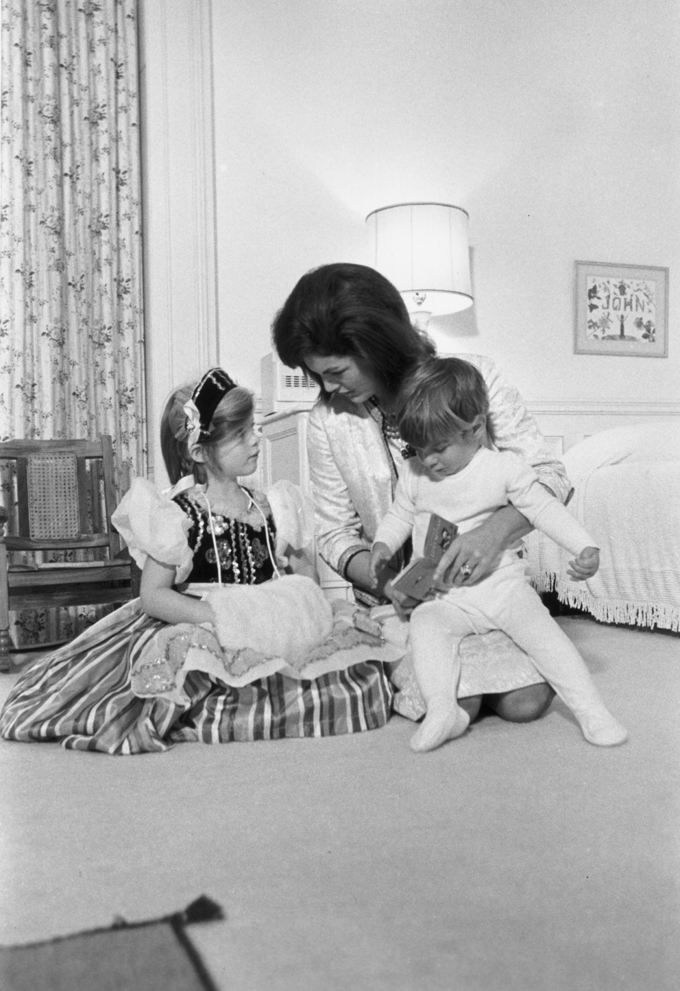 1962

Jacqueline Kennedy v obklopení svých dětí.
