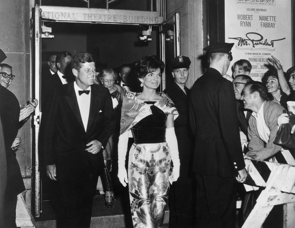 1962

V National Theatre ve Washingtonu v doprovodu svého muže.&nbsp;
