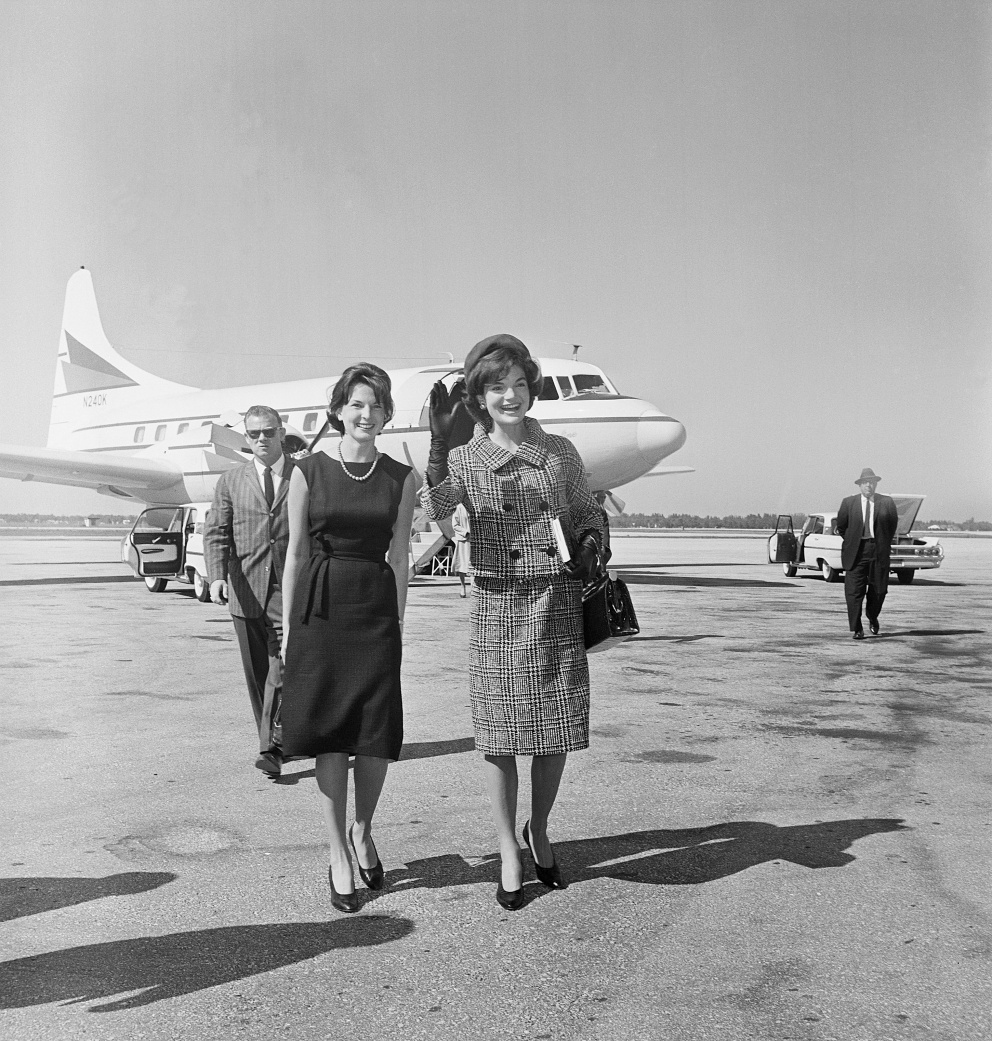 1961

Jackie Kennedy se svou sekretářkou na letišti ve West Palm Beach.
