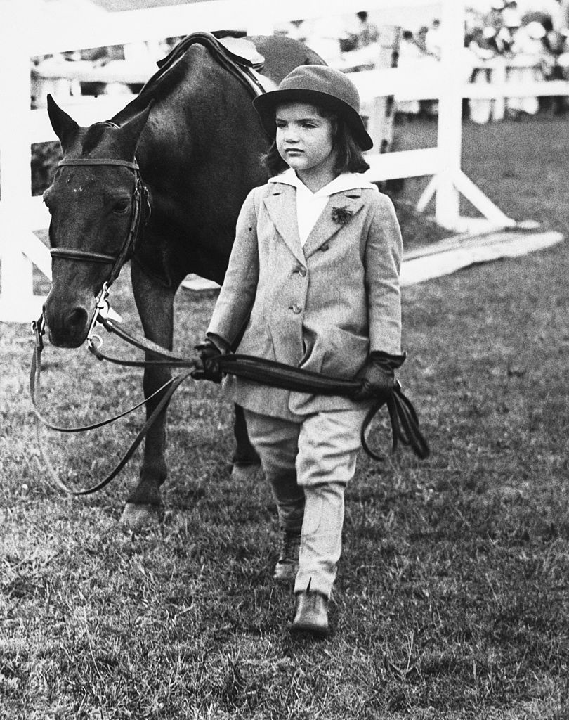 1934

Malá&nbsp;Jaqueline Bouvier se svým poníkem.
