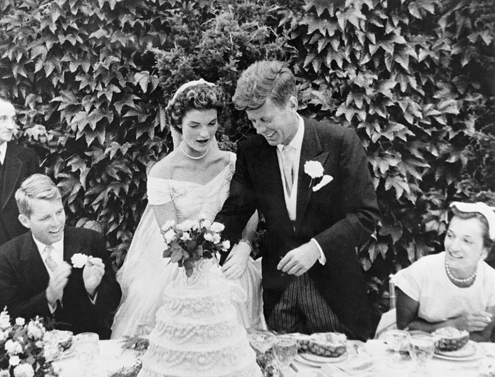 1953

Na svatební hostině nechyběl ani svatební dort.
